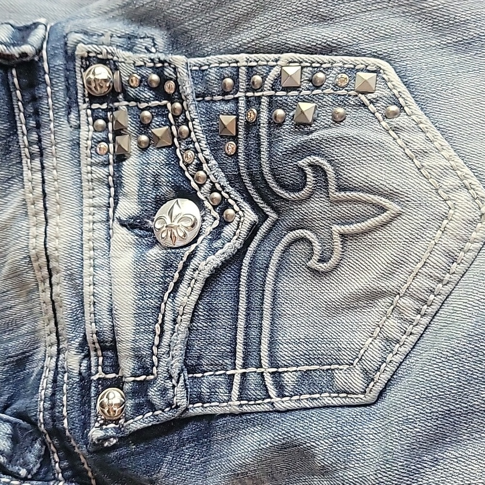 Rock Revival Capri Jeans Wendy " Size 28 desstressed. Womans blue jeans